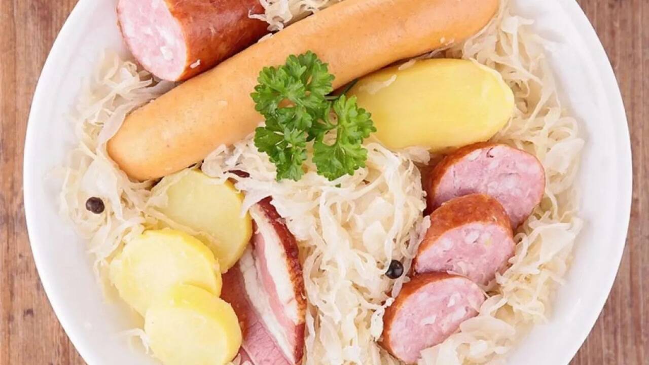 Smak autentisk alsasisk mat tilberedt med lokale råvarer i en varm atmosfære.